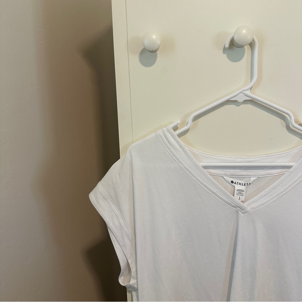 ⭐️NWT⭐️ Athleta V-Neck Tee